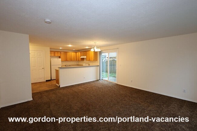 Foto del edificio - SE 73rd Ave - 3 bedroom townhouse in Mt Scott-Arleta neighborhood