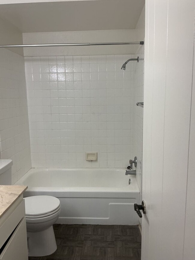 Foto del edificio - Spacious 1 bed / 1 bath Apartment with Garage