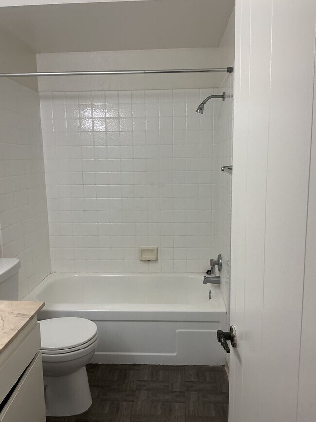 Building Photo - Spacious 1 bed / 1 bath Apartment with Garage