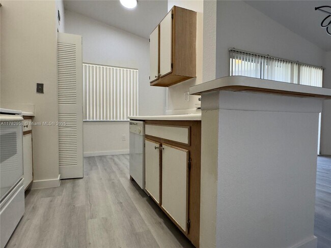 Foto del edificio - 2880 N Oakland Forest Dr
