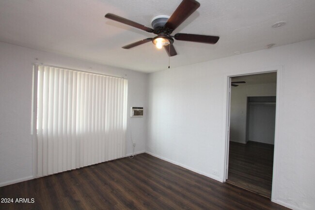 Foto del edificio - 7040 Grand Ave