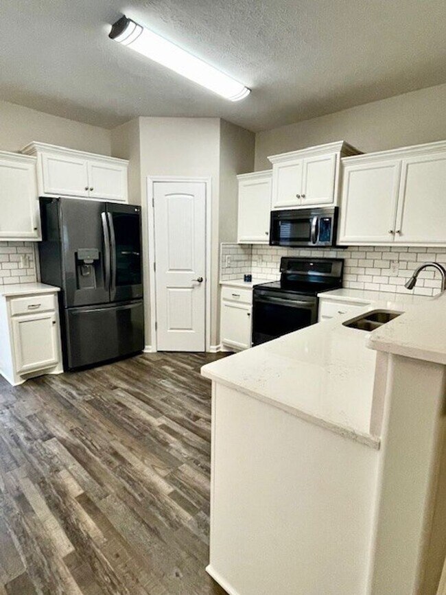 Foto del edificio - End-Unit 3 bedroom Townhome, 1/2 OFF first month rent for June!