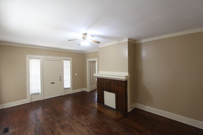 Foto del edificio - New On The Market with Fresh Updates!! Better Hurry!!