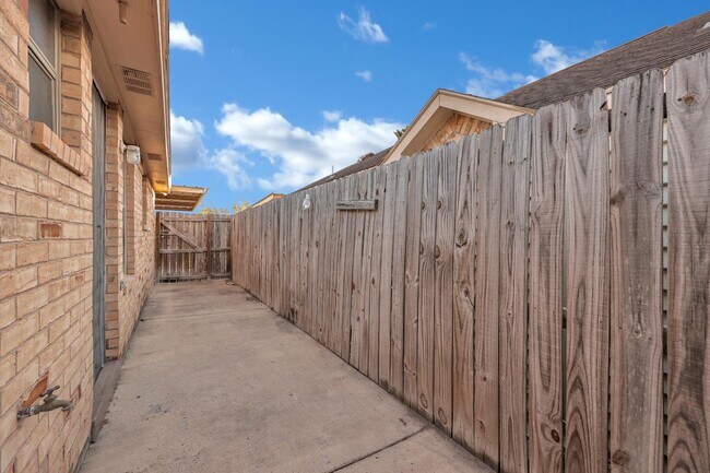 Foto del edificio - 2111 W Western Dr