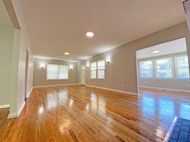 Foto del edificio - Spacious home on Kenwood **Move In Special...