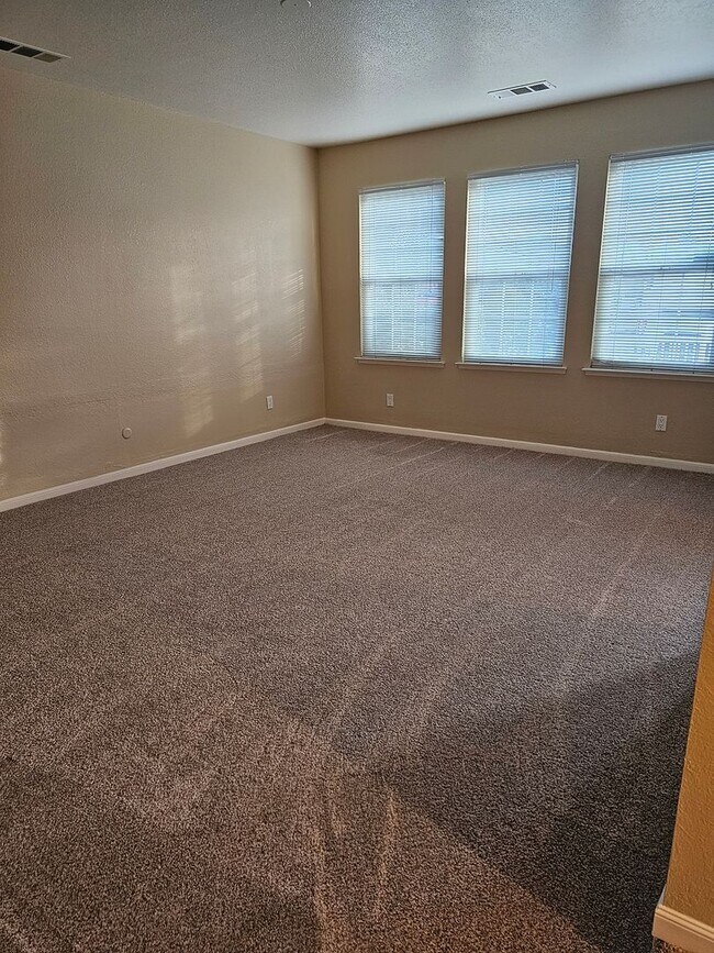 Foto del edificio - Available Now!