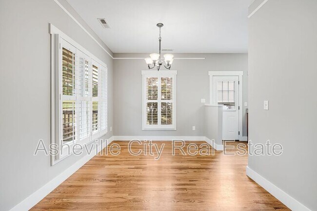 Foto del edificio - 102 Estelle Park Dr