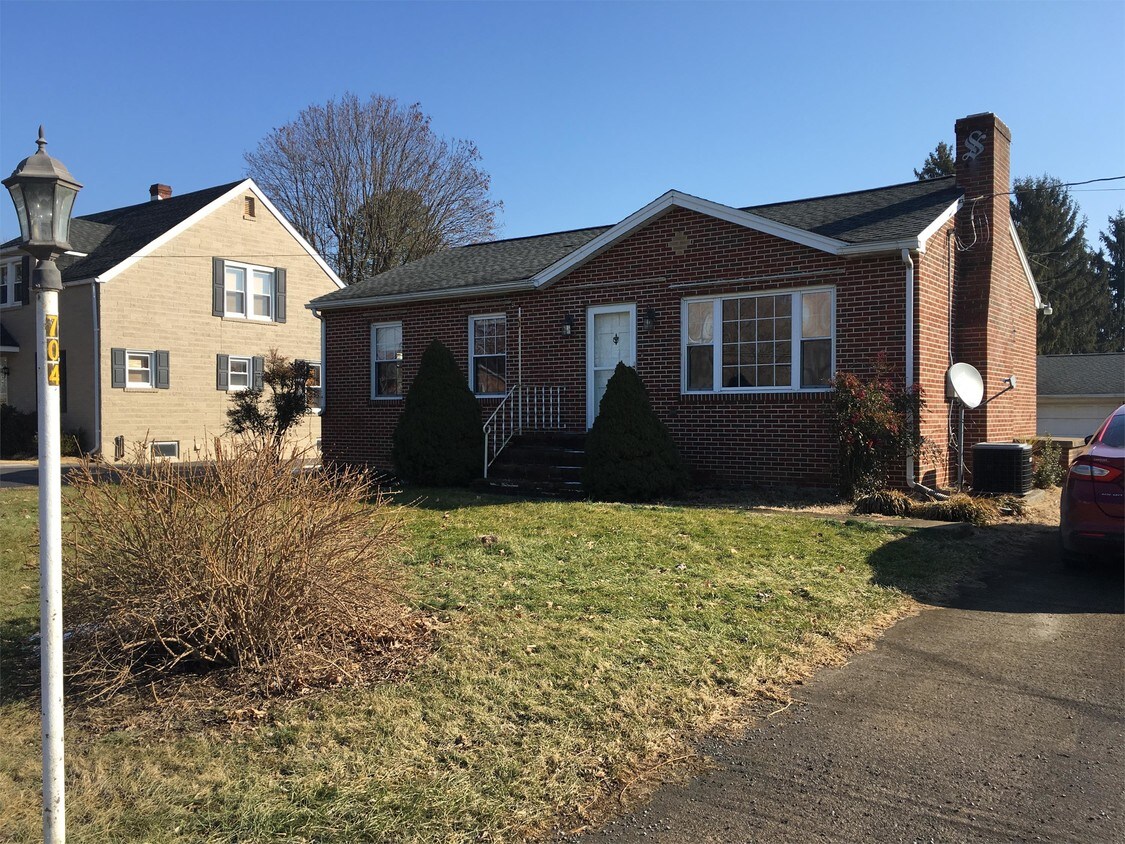 Foto principal - 704 Rock Cliff Dr