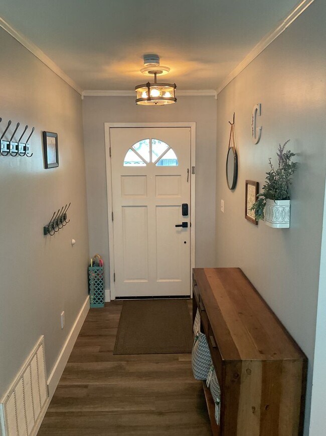 Building Photo - Spacious & Stylish Home in Bluewater Bay!
