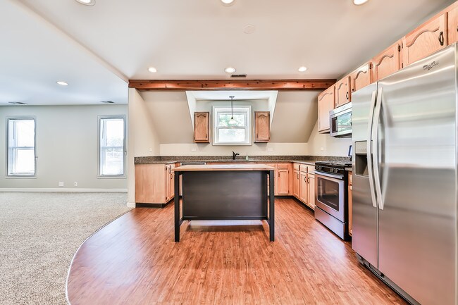 kitchen/LR - 5265 N Lawler Ave