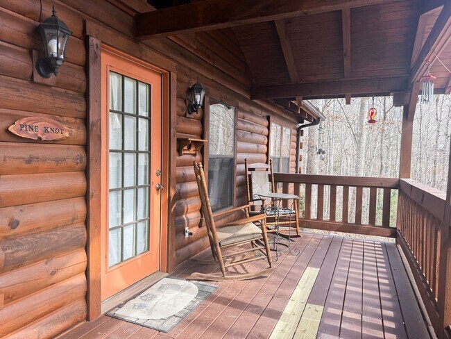 Foto del edificio - Fully Furnished 2-Bedroom Log Cabin with Porches in Monterey