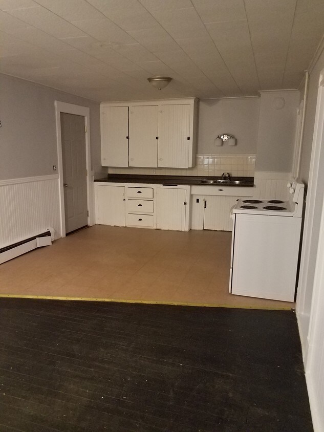 145147 Union Ave Unit 145 1, Laconia, NH 03246 Room for Rent in
