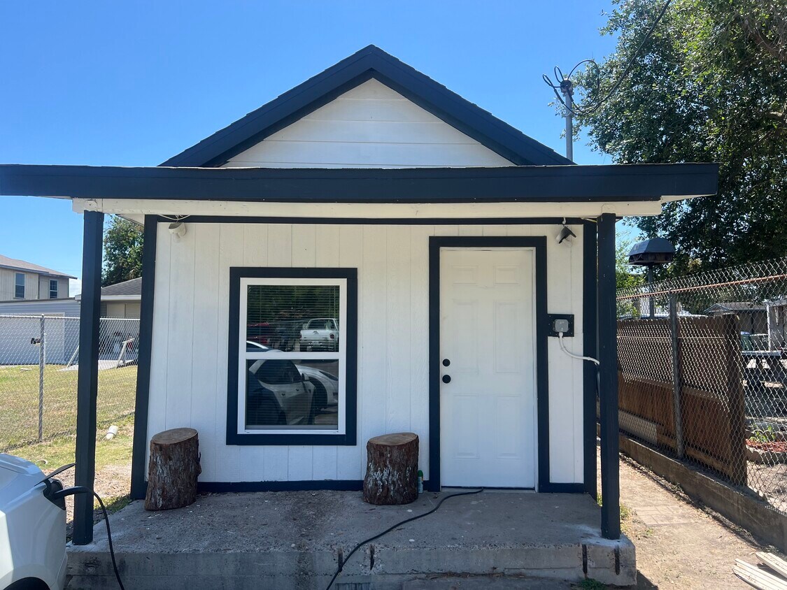 Primary Photo - 910 18th St