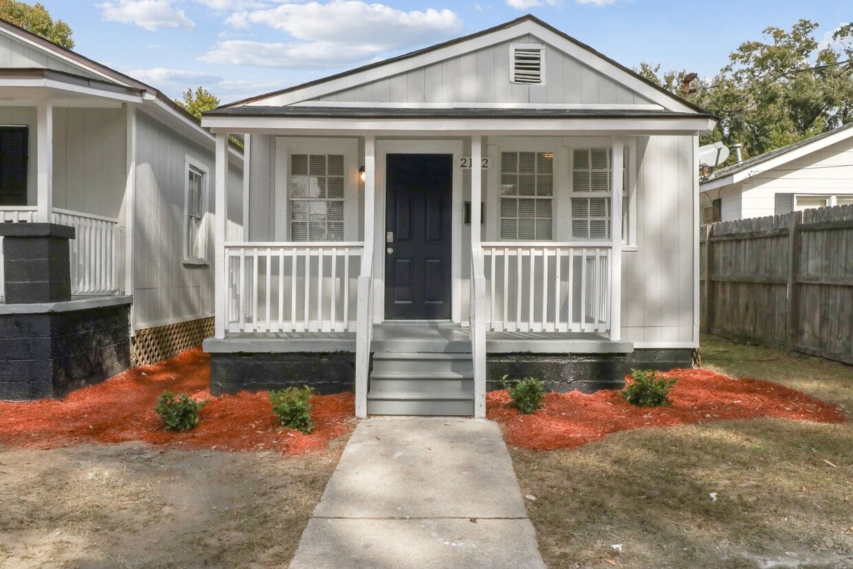 Foto principal - Large 1BR/1BA Bungalow Near Downtown For Rent
