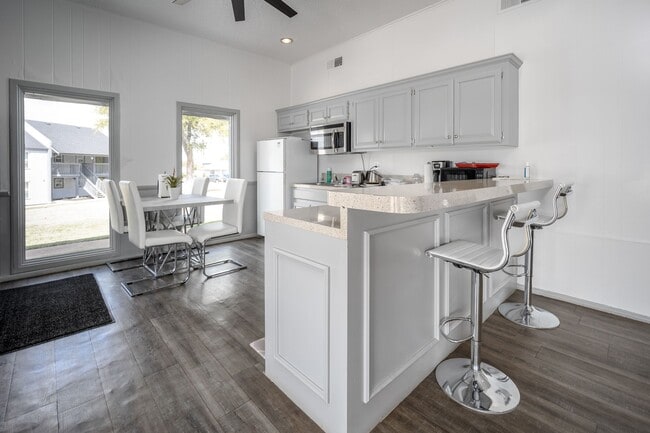 Building Photo - *$300 Off April and May Rent* Spacious Three Bedroom Apartment*