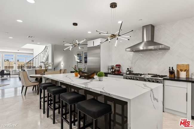 Building Photo - 3 br, 2.5 bath Townhome - 302 Carnation Ave