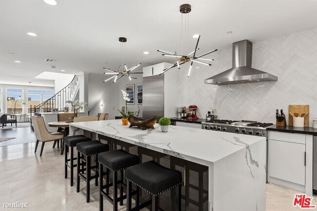 Foto del edificio - 3 br, 2.5 bath Townhome - 302 Carnation Ave