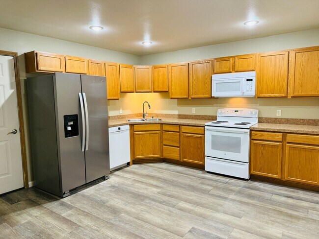 Building Photo - 523 Yellowstone Ave