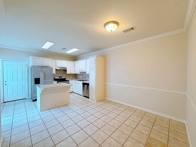 Foto del edificio - 2 Bedroom Condo Available NOW