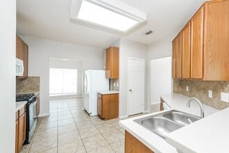 Building Photo - 18423 Knob Hill Lake Ln