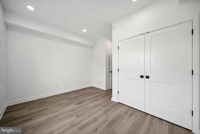 Building Photo - 1305 W Clearfield St