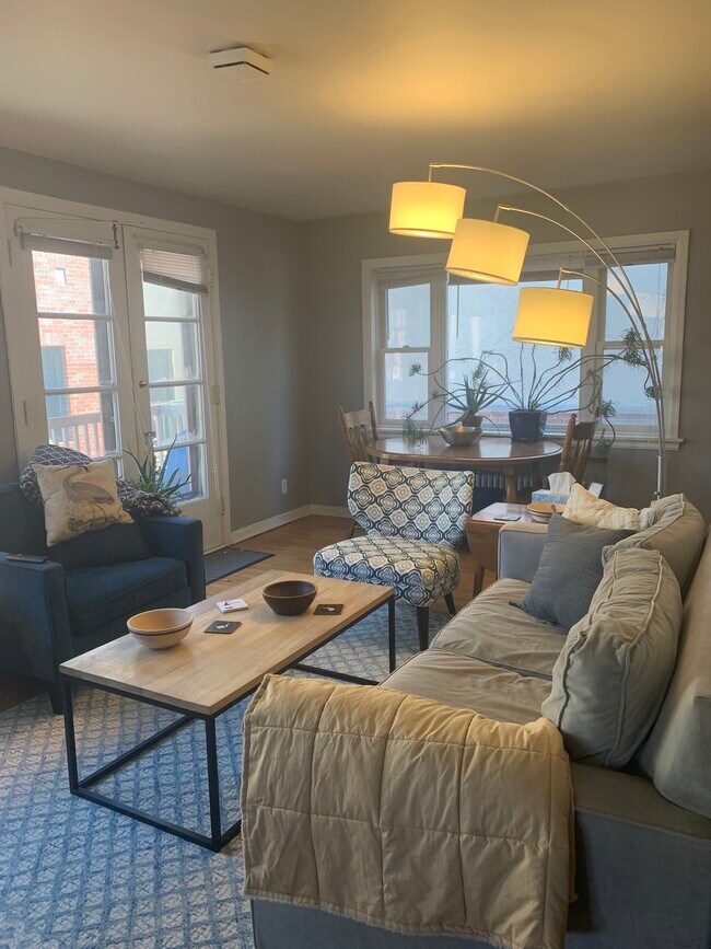 Living room - 2052 N Summit Ave