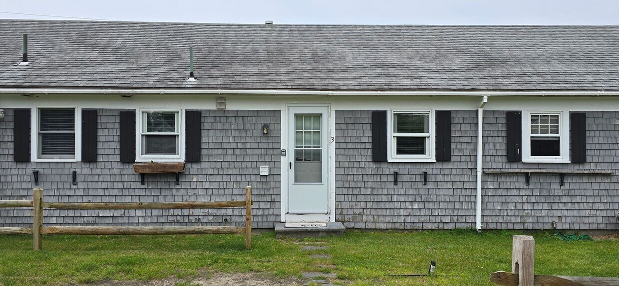 Foto principal - Charming 3BR First-Floor Condo – Walk to B...