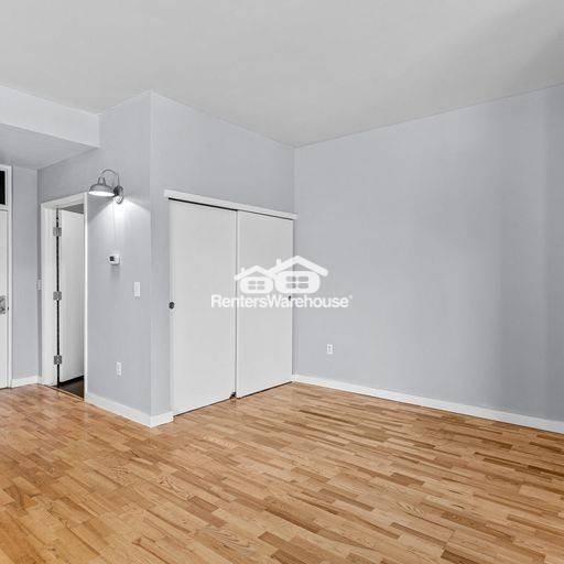 Building Photo - 2422 Tremont Pl