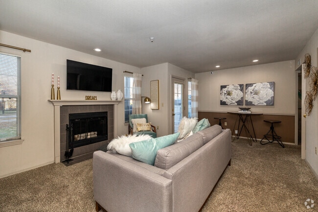 2BR, 2BA - 978SF - Family Room - Crown Chase Apts