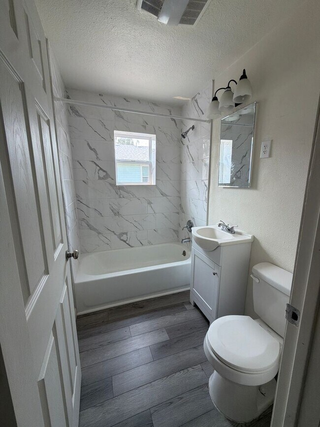 Foto del edificio - Freshly remodeled 3br 1ba, garage, LVP Flooring throughout.