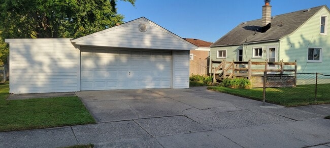 Building Photo - 17284 Ivanhoe St