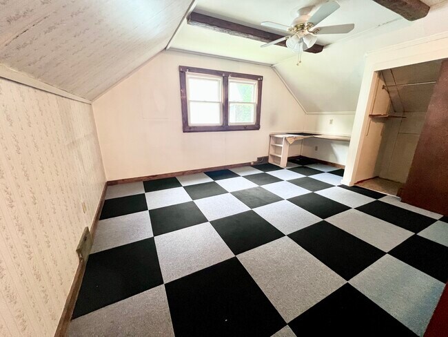Tercer dormitorio con acceso al ático y al trastero. - 18 Ridgecrest Ave