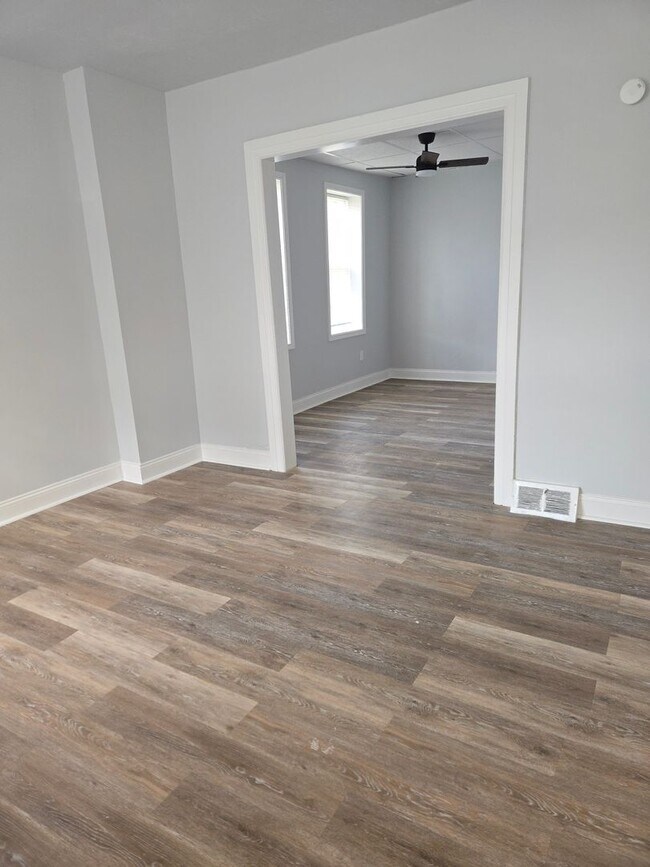 Building Photo - 315 E Morton St