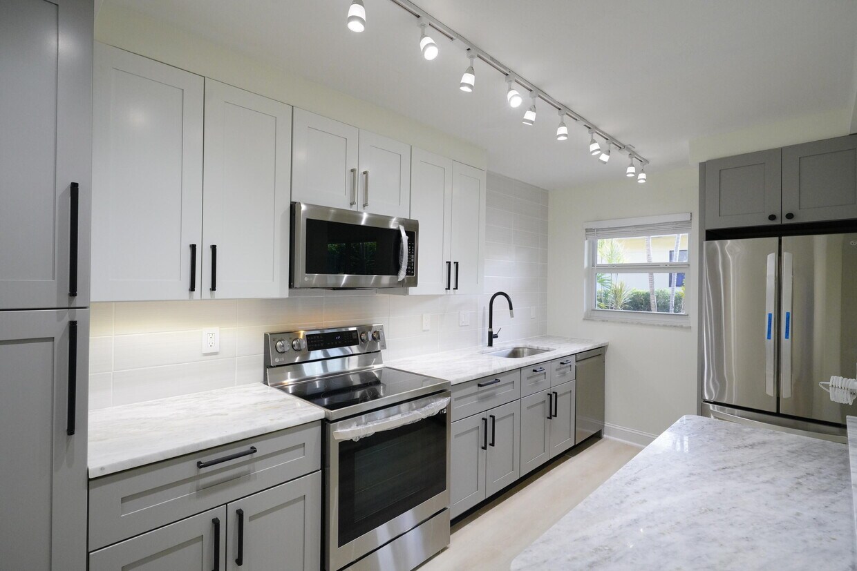 Foto principal - 122 S Lakeside Dr