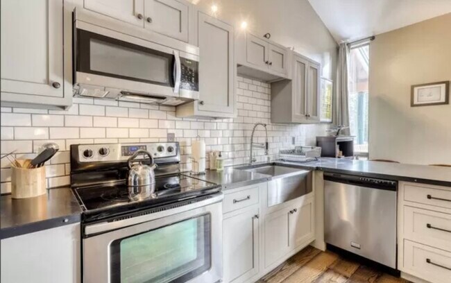 Foto del edificio - 1300 Regency Way