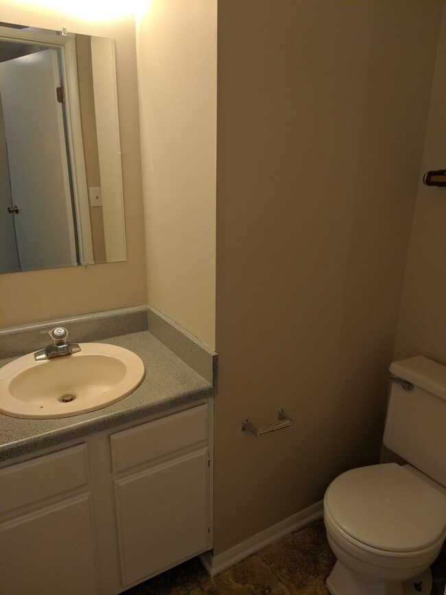 Building Photo - Newly renovated townhome