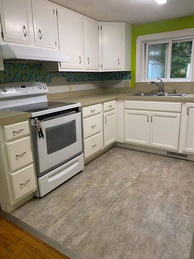 Foto del edificio - 413 &amp; 413 1/2 Hackett Road