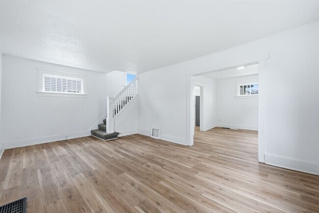 Building Photo - Updated 3BR with Fresh Finishes