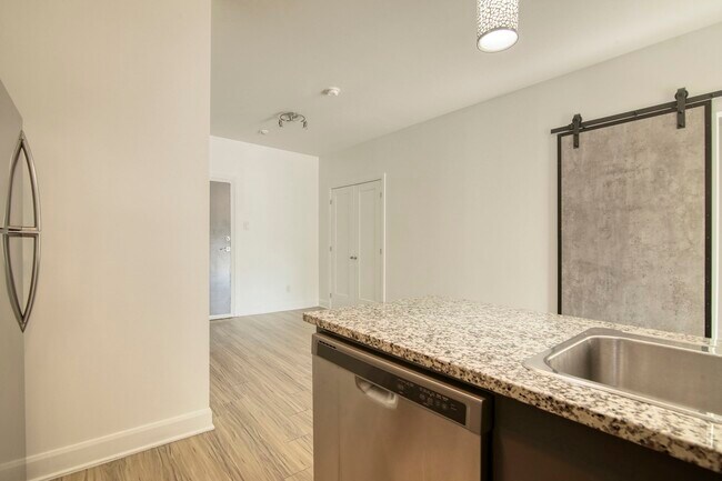 Photo du bâtiment - 6600 Av. de Darlington