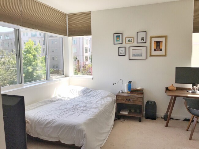 Foto del edificio - Gorgeous, Airy Townhome on Treelined Stree...
