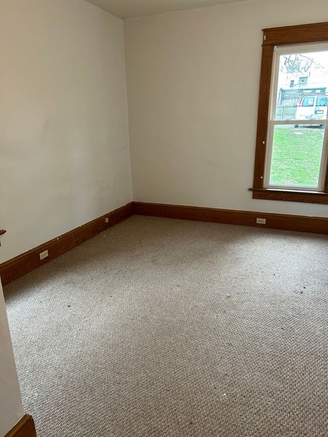 Building Photo - 2 BR Down Near Gridley Park w big yard & p...