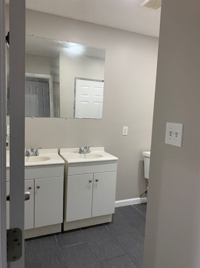 Foto del edificio - NICE 3BD/2.5 BATHS HOUSE READY FOR THE HOL...