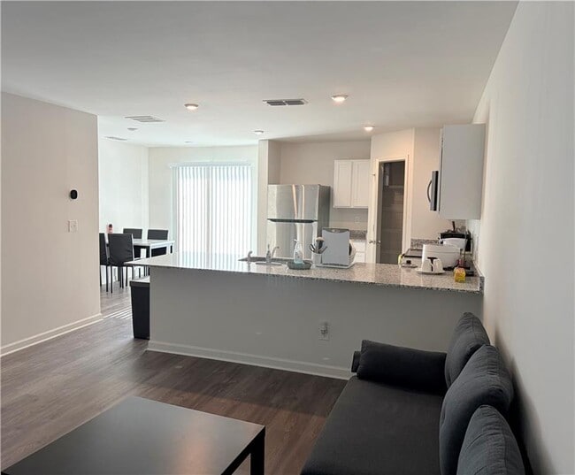 Building Photo - 633 Tudor St