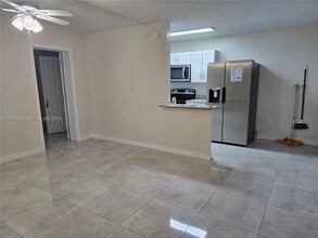 Building Photo - 4550 SW 67th Ave