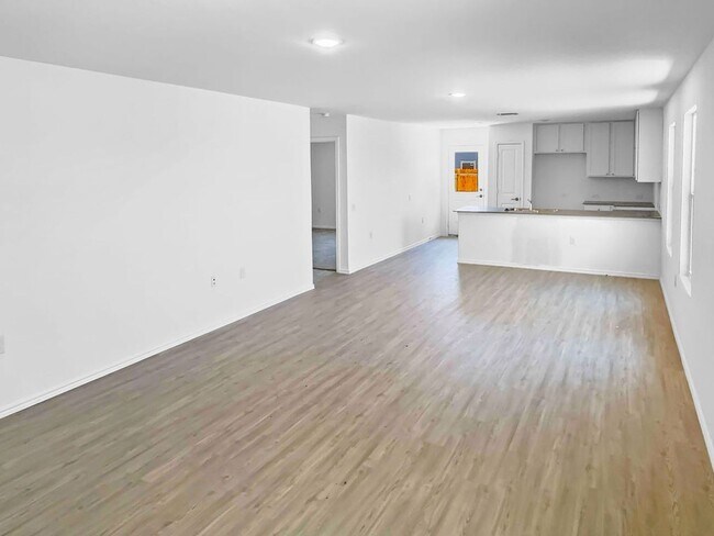 Building Photo - Move In ready