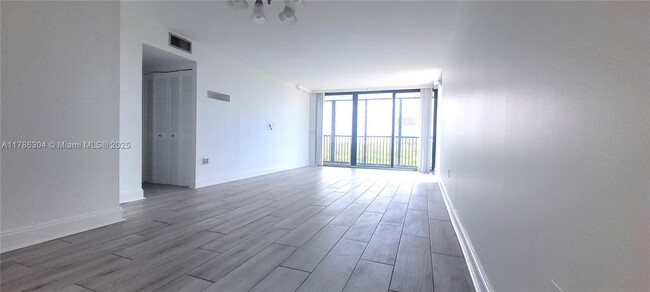 Foto del edificio - 2500 NE 135th St