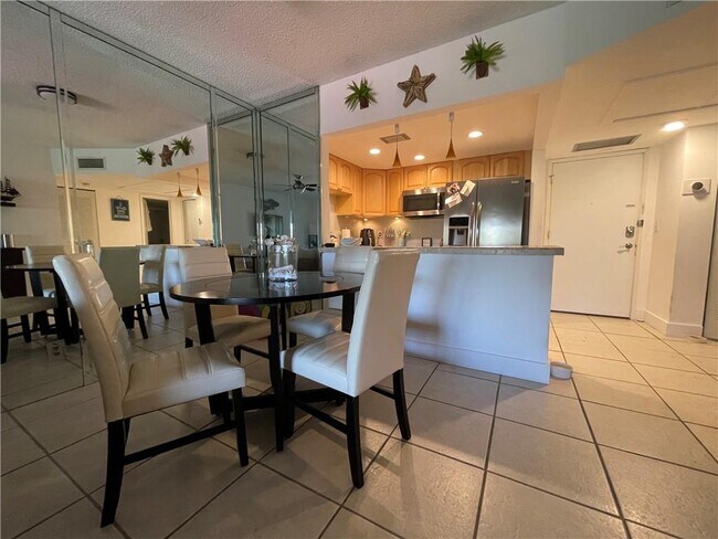 Foto del edificio - 255 S Cypress Rd