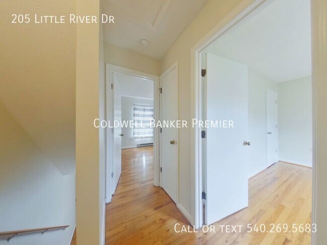 Foto del edificio - 205 Little River Dr