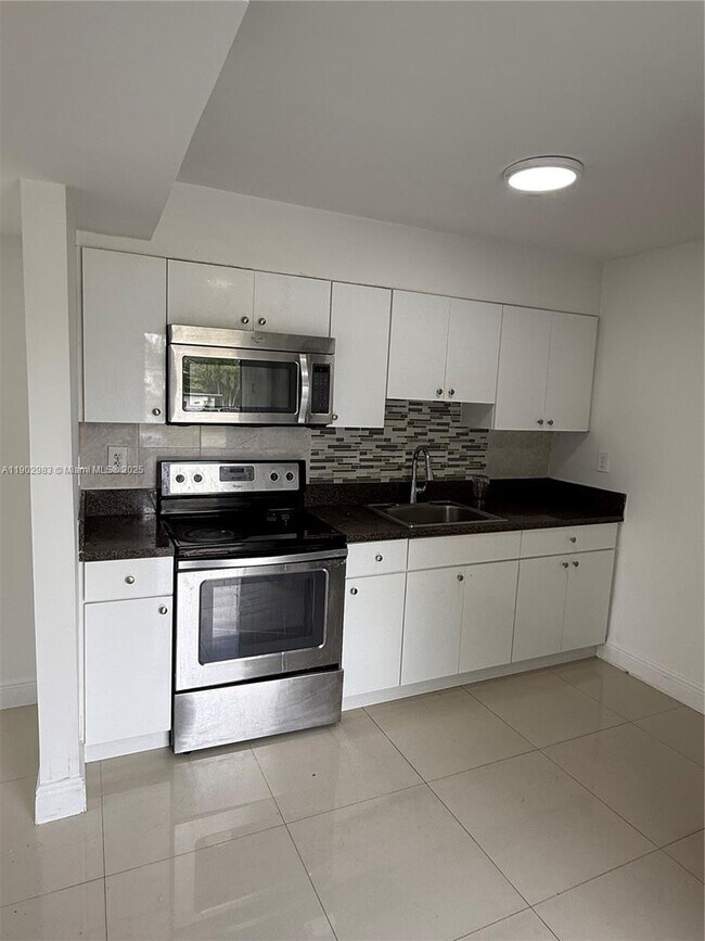 Building Photo - 603 SW 11th Ave