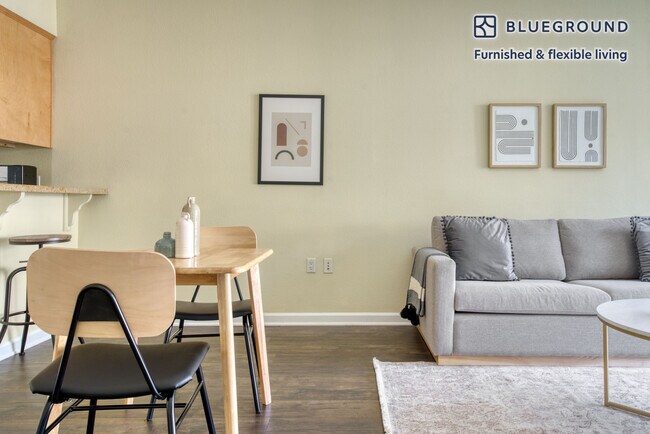 Building Photo - 853 Commodore Dr